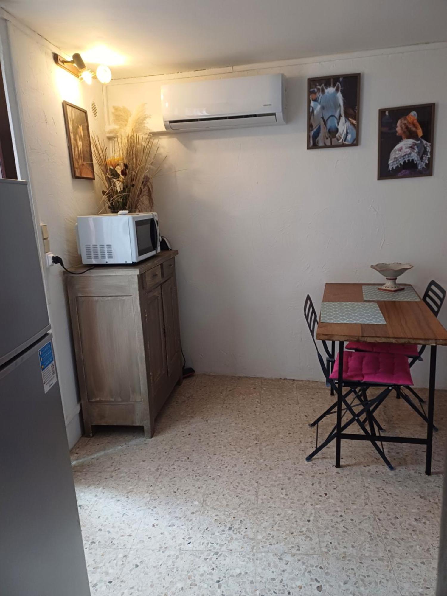 Petite Maison Dans La Campagne A 10 Mn A Pied Du Centre * Arlés