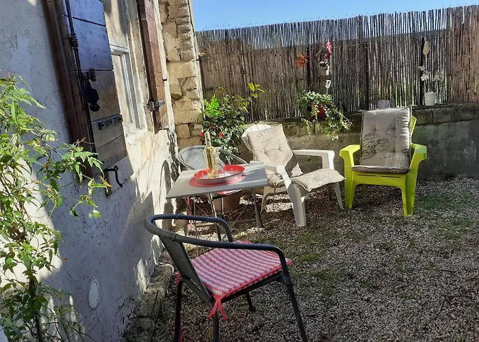 Petite Maison Dans La Campagne A 10 Mn A Pied Du Centre Ville