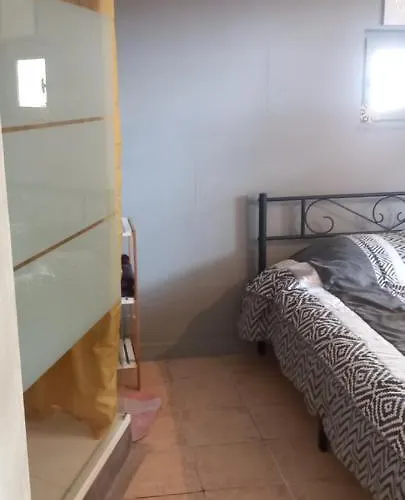 Petite Maison Dans La Campagne A 10 Mn A Pied Du Centre Ville
