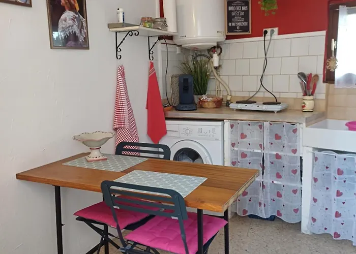 Petite Maison Dans La Campagne A 10 Mn A Pied Du Centre Ville