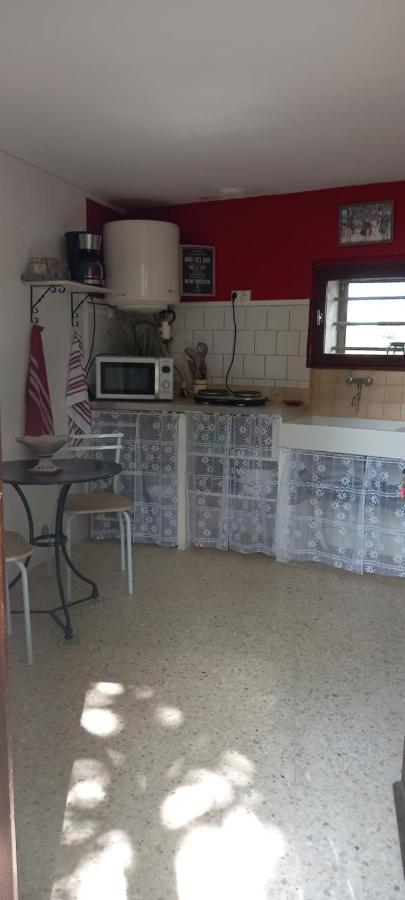 Petite Maison Dans La Campagne A 10 Mn A Pied Du Centre * Arlés