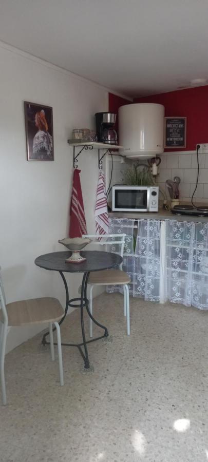 Petite Maison Dans La Campagne A 10 Mn A Pied Du Centre Holiday home *