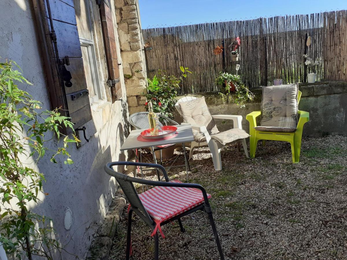 Petite Maison Dans La Campagne A 10 Mn A Pied Du Centre Arlés