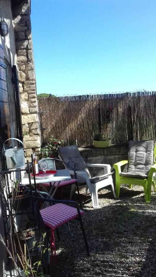 Petite Maison Dans La Campagne A 10 Mn A Pied Du Centre Arles